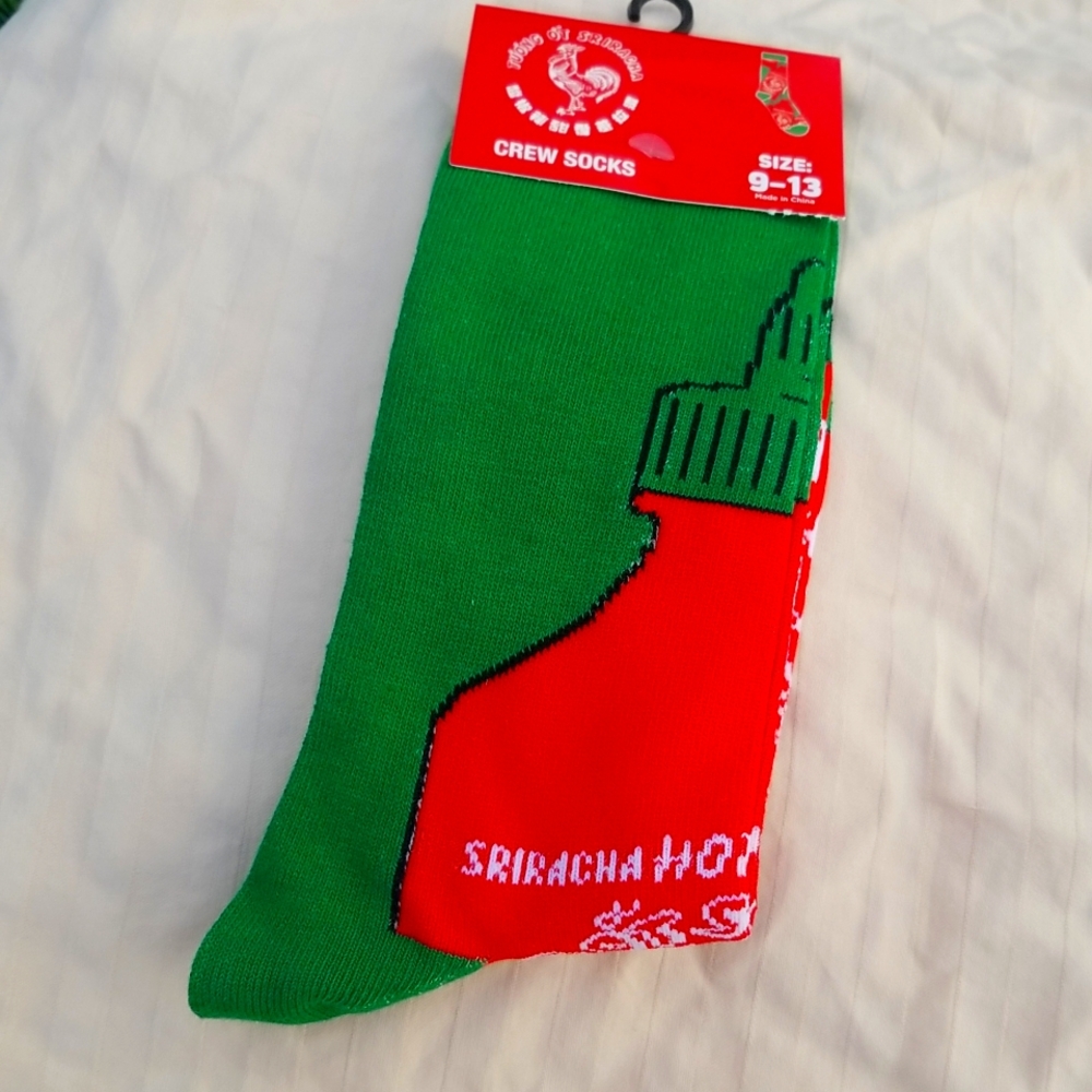 Sriracha hot sauce crew socks brand new fits size 9-13